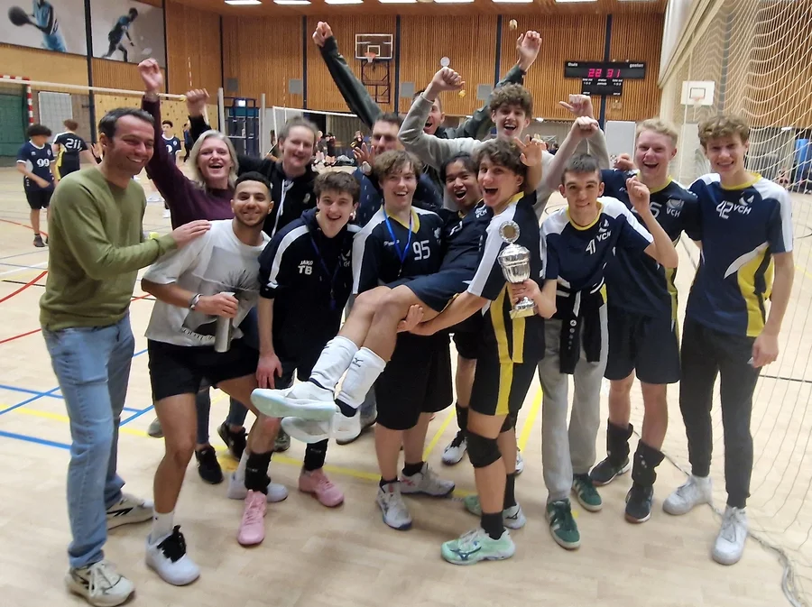Het jongens A1-team van VCH juicht met de beker na het kampioenschap