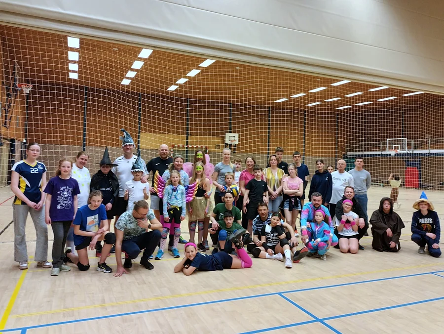 De hele club samen in de sporthal na een feestelijke training